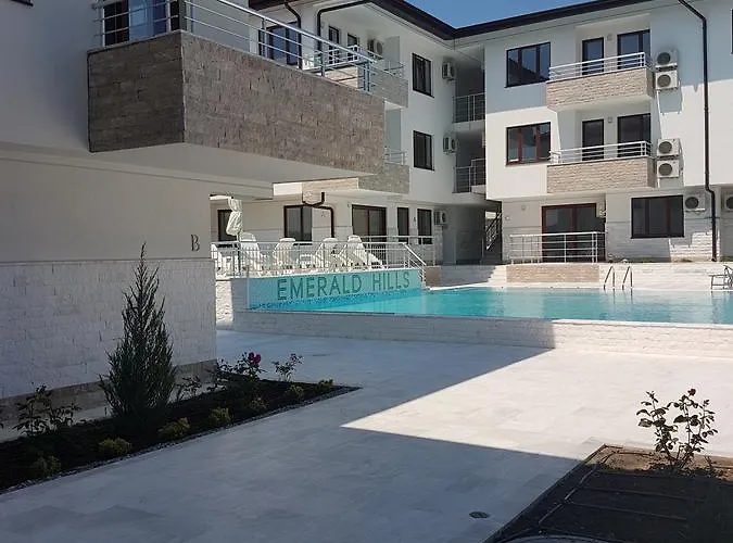 Emerald Hills Хотел