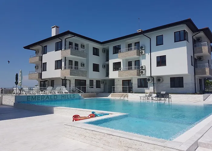 Emerald Hills Хотел